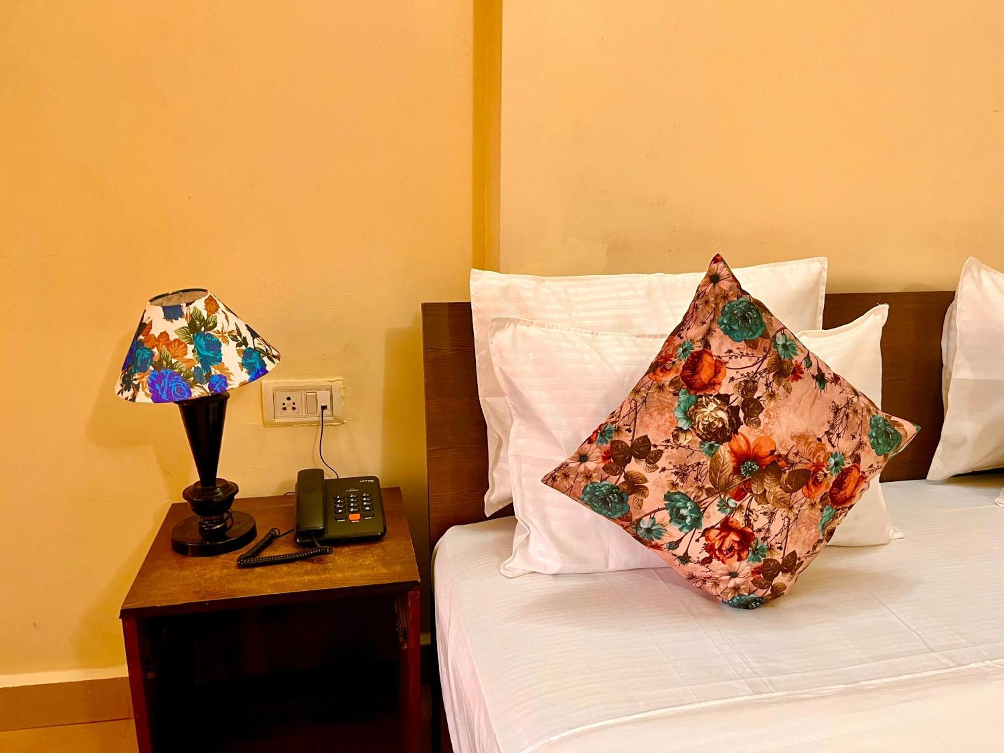Summer Beach Resort, Goa - #Near Baga Beach #Swimming Pool #Garden #Bar #Lift #Premium Rooms #Property Of The Year #70565-84665 Calangute Eksteriør billede