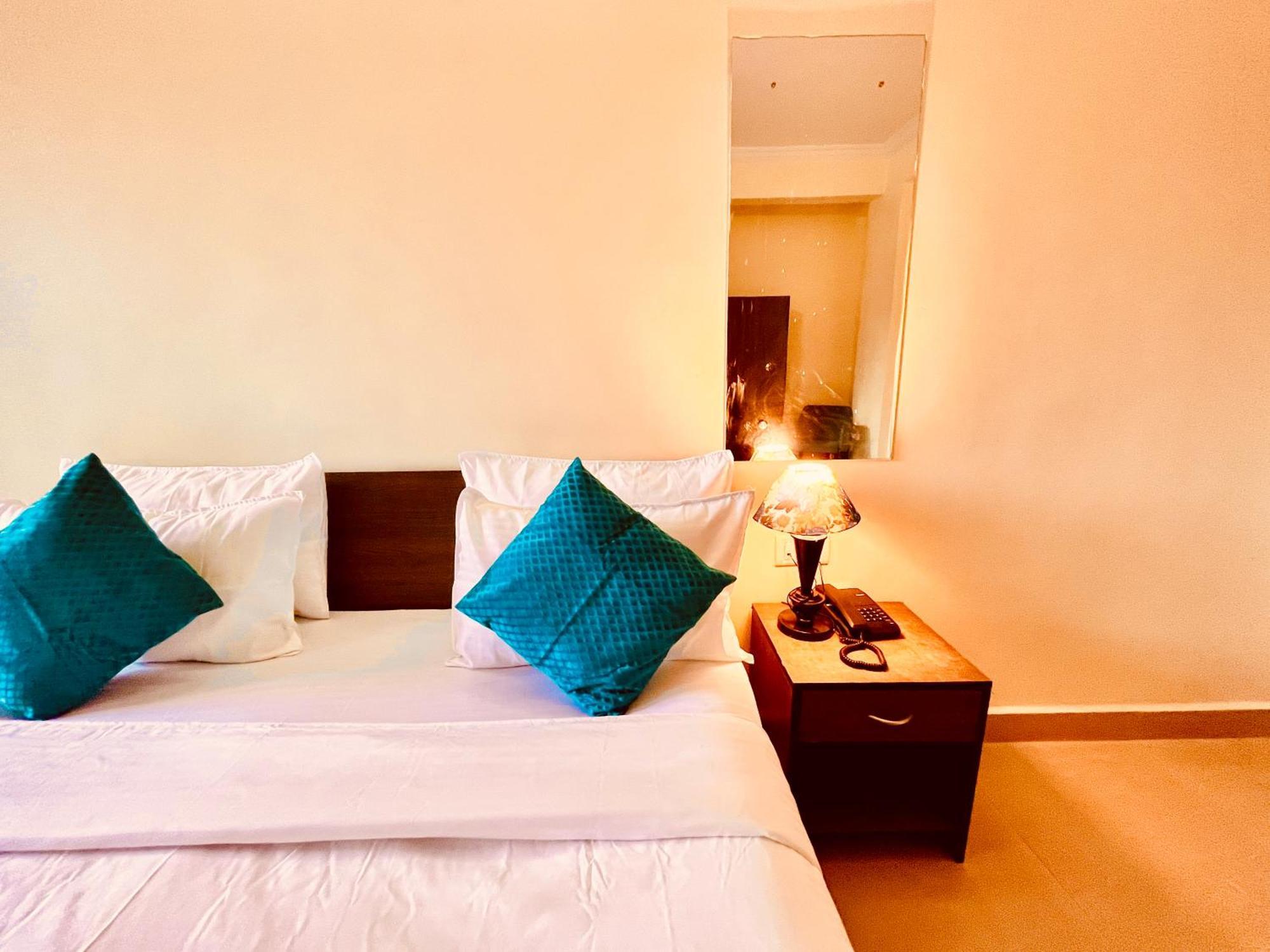 Summer Beach Resort, Goa - #Near Baga Beach #Swimming Pool #Garden #Bar #Lift #Premium Rooms #Property Of The Year #70565-84665 Calangute Eksteriør billede
